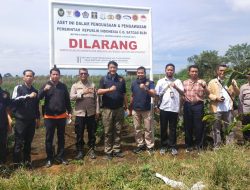 Polres Simalungun Dampingi Satgas BLBI Lakukan Penyitaan dan Pemasangan Plang Aset Jaminan di Simalungun