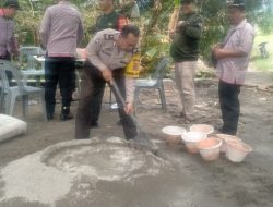 Bhabinkamtibmas Amril Yousnaidi Polsek Bangun Ikut Gotong Royong Pembangunan Saluran Tersier