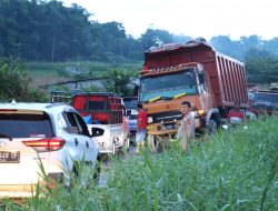 Melihat Ada Truck Patah As, Kapolres Simalungun Langsung Bantu Lakukan Pengaturan Lalulintas
