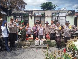 Kapolsek Bangun Berikan Bantuan Sembako Kepada Warga Korban Kebakaran Rumah