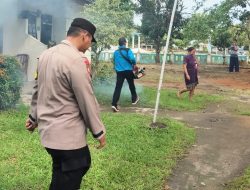 Antisipasi DBD Polsek Indrapura Bersama Babinsa Dampingi Dinkes Laksanakan Fogging
