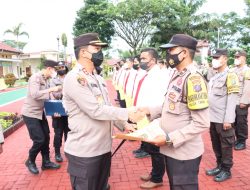Kapolres Simalungun Beri Penghargaan Kepada Personil Yang Berprestasi