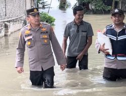 Kapolsek Lima Puluh Tinjau dan Berikan Bantuan Kepada Warga Terdampak Banjir