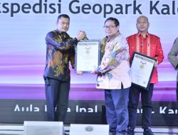 Bupati Zahir Terima Penghargaan Mitra Rangkaian HPN 2023