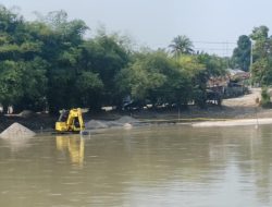 Diduga Tidak Miliki Izin Galian C, Pengorekan Pasir dibawah Jembatan Kota Perdagangan Masih Beroperasi