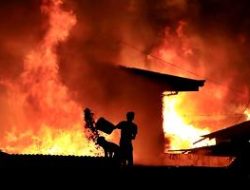 Polsek Bangun Bantu Evakuasi Kebakaran Gudang Meubel
