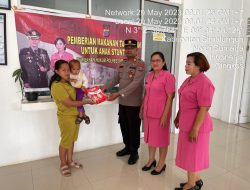 Kapolsek Bersama Ketua Bhayangkari Dolok Silau Berikan Makanan Tambahan Untuk Anak Stunting