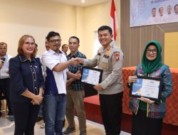 Kapolres Simalungun Terima Piagam Penghargaan di Acara Workshop dan Hut Ke 6 SMSI