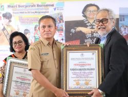 Bupati Simalungun dan Bunda PAUD Terima Penghargaan dari Komnas Perlindungan Anak
