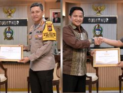 Pj Gubernur Sumut Beri Penghargaan Kepada Kapolrestabes Medan Dan Kasat Reskrim
