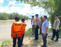 Ketua DPRD Batu Bara Bersama Kapolsek Indrapura dan BPBD Bantu Mencari Korban Hanyut