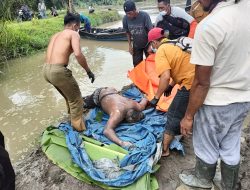 Personil Polsek Perdagangan Bersama Tim dan Polsek Indrapura Evakuasi Temuan Jenazah Korban Hanyut