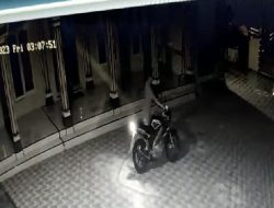 Dua Remaja Curi Kotak Infaq Masjid Al Jihad di Limapuluh Terekam CCTV