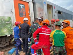 Aksi Sigap Prajurit Yonif 330/Tri Dharma, Bantu Evakuasi Korban Kecelakaan Kereta Api