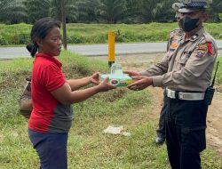 Satlantas Polres Batu Bara Berikan Bantuan Nasi Kotak Kepada Pekerja Serabutan