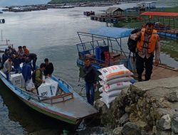 Personil Polres Simalungun Mengamankan Logistik Pemilu 2024  Hingga Meneyeberangi Danau Toba