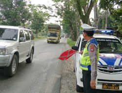 Personil Polres Batu Bara Laksanakan Strong Point Dijalan Raya