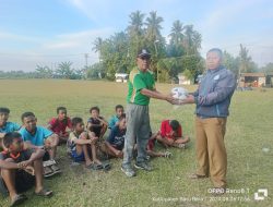 Peduli Generasi Muda, Directur Oprasional PT. MSC Berikan Bantuan Bola Ke Mabar FC