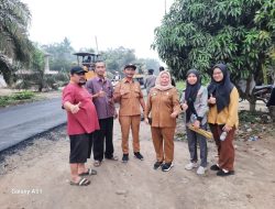 Lapor Pak Bupati ! Camat Bandar Masilam Monitoring Pelaksanaan Pengaspalan Jalan Perogram Marharoan Bolon Sumber Dana CSR PT.Japfa