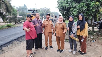 Lapor Pak Bupati ! Camat Bandar Masilam Monitoring Pelaksanaan Pengaspalan Jalan Perogram Marharoan Bolon Sumber Dana CSR PT.Japfa