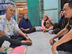 Kepala Badan Keuangan Dan Aset Daerah Kabupaten Batu Bara jenguk Wartawan sakit