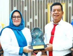 Hari Pertama Masuk Kerja, Bupati Simalungun Terima Penghargaan Paritrana Award Tahun 2024