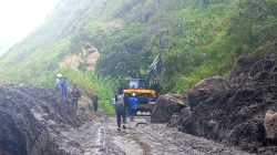 Pemkab Simalungun Turunkan Alat Berat, Tanggulangi Jalan Haranggaol Yang Tertimbun Material Longsor