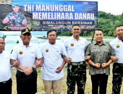 Menjaga kebersihan Dan Keindahan Danau Toba, TNI AD Bersama Masyarakat Gotong Royong Bersihkan Enceng Gondok
