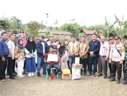 Kunjungi Korban Musibah Kebakaran di Kecamatan Raya, Bupati Simalungun Berikan Bantuan