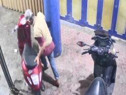 Aksi Maling Melarikan Vespa Matic Terekam CCTV