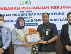 Kejari Bandar Lampung Terima Penghargaan dan Tandatangani Kerjasama dengan BPJS Ketenagakerjaan