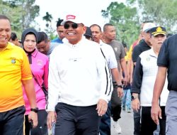 Dalam Rangka HUT Bhayangkara Tahun 2025, Bupati Simalungun Lepas Peserta Gerak Jalan Santai