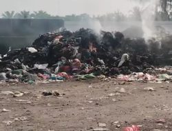 Pemerintah Kecamatan Bandar Lakukan Pembakaran Sampah Dihalaman Pajak Moderen Perdagangan