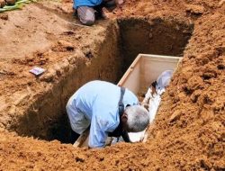 Akhirnya Mayat Mr X Yang Ditemukan Nelayan di Pulau Pandang Dikebumikan