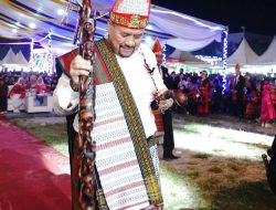 Bupati Batu Bara Terima Tanda Kehormatan Tongkat Tunggal Panaluan