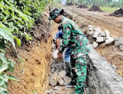 Satgas TMMD Ke-127 Kodim 0207/Simalungun Bersama Warga Laksanakan Pengerjaan Saluran Drainase di Nagori Bahapal