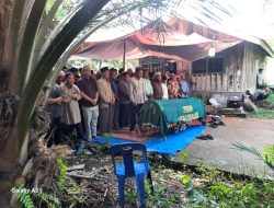 Suasana Duka Dan Ratap Tangis Seorang Ibu Mengiringi Pemberangkatan Jenazah Anak Laki-Lakinya Ketempat Peristirahatan Terakhir