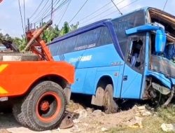 Bus Pariwisata Tabrak Jembatan di Desa Sukaraja Jalinsum Batu Bara
