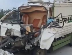 Lakalantas di Depan Tol Indrapura, Mobil Pikup Traga Tabrak Truk Tronton‎‎